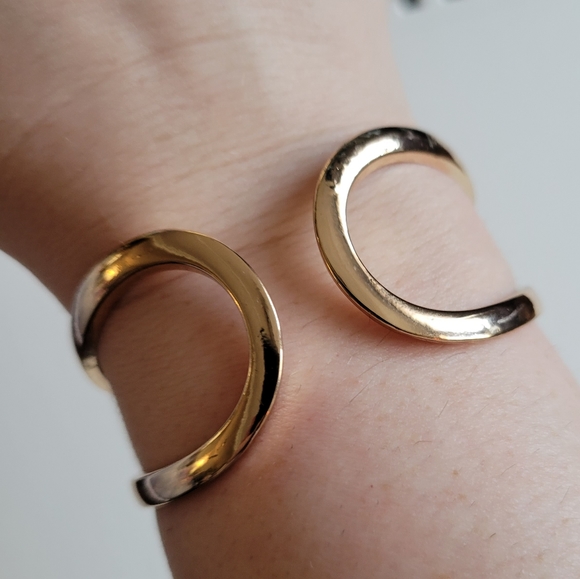 Gold tone clamper bracelet minimalist curved lines - Picture 11 of 11